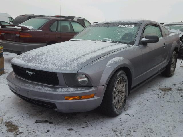 1ZVFT80N075244169 - 2007 FORD MUSTANG GRAY photo 2