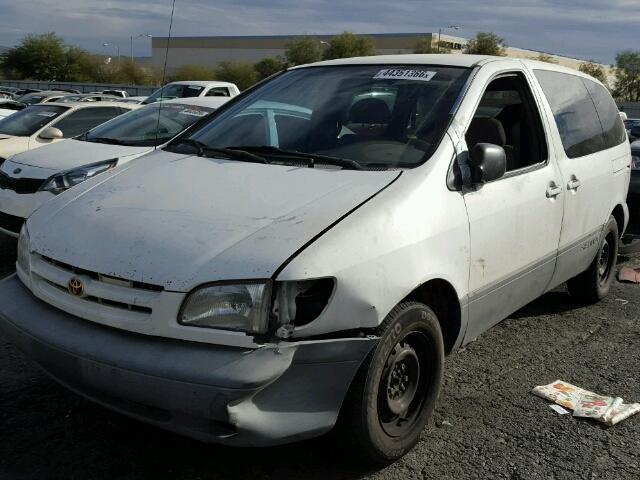 4T3ZF13C1WU026211 - 1998 TOYOTA SIENNA LE WHITE photo 2