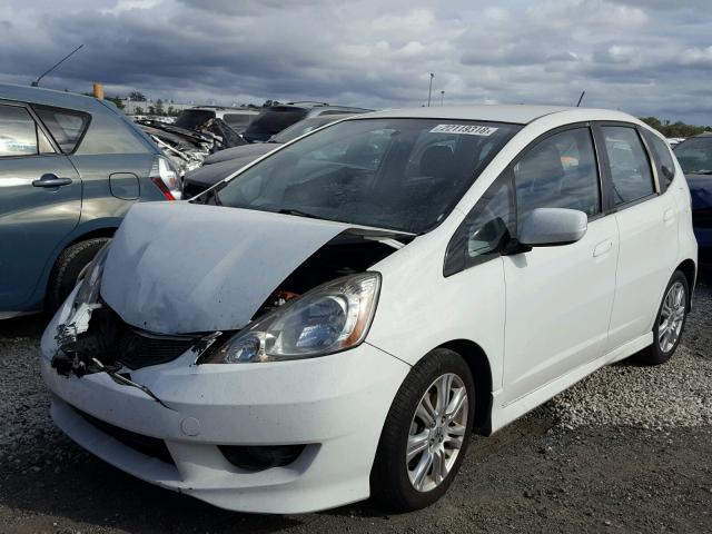 JHMGE88409S010422 - 2009 HONDA FIT SPORT WHITE photo 2