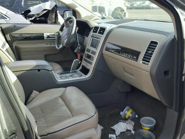 2LMDU88C98BJ16584 - 2008 LINCOLN MKX GRAY photo 5