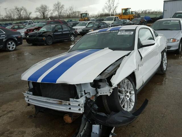 1ZVBP8AM4C5269496 - 2012 FORD MUSTANG WHITE photo 2