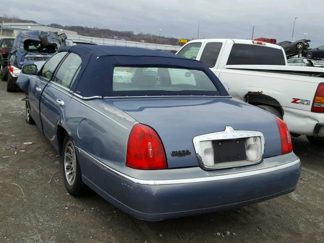 1LNHM82W6YY935684 - 2000 LINCOLN TOWN CAR S BLUE photo 3