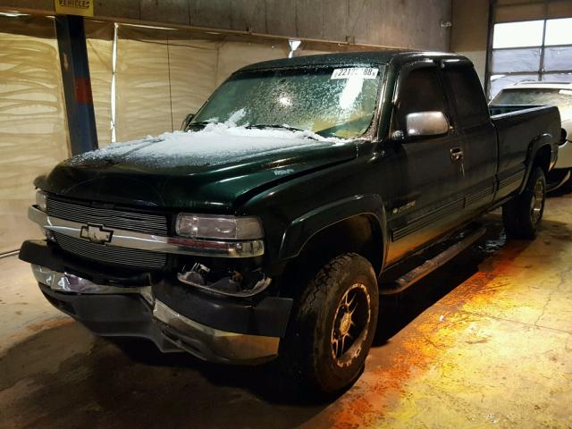 1GCHC29U32E219455 - 2002 CHEVROLET SILVERADO GREEN photo 2