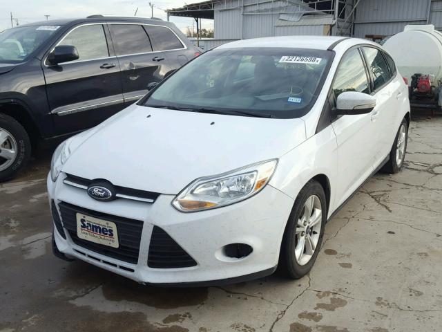 1FADP3K28EL400655 - 2014 FORD FOCUS SE WHITE photo 2