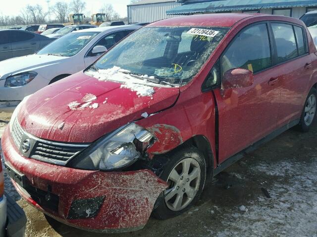 3N1BC13E98L365002 - 2008 NISSAN VERSA S RED photo 2