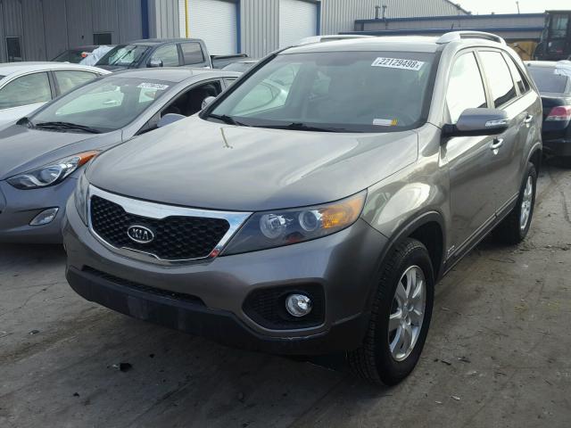 5XYKTCA13BG170438 - 2011 KIA SORENTO BA GRAY photo 2