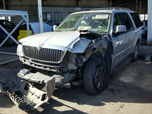 5LMFU27R24LJ07563 - 2004 LINCOLN NAVIGATOR SILVER photo 2