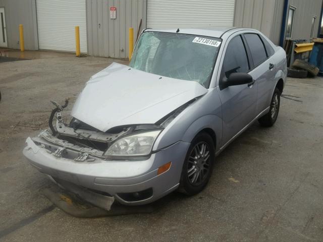 1FAFP34N85W178505 - 2005 FORD FOCUS ZX4 SILVER photo 2