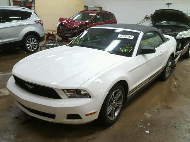 1ZVBP8EN7A5111721 - 2010 FORD MUSTANG WHITE photo 2