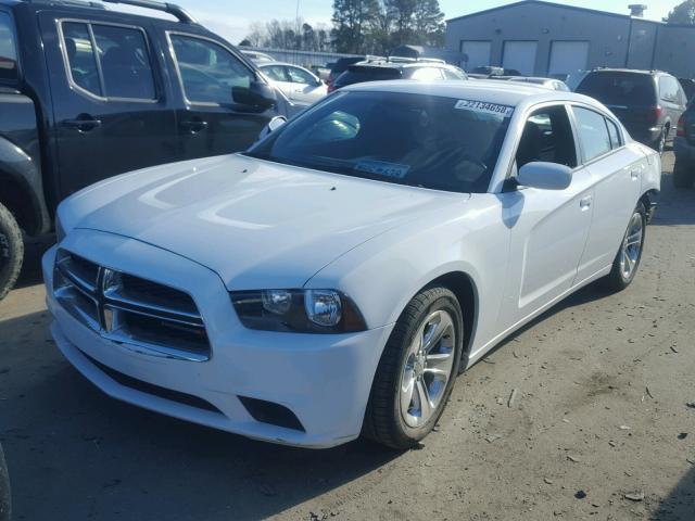 2C3CDXBG5DH696400 - 2013 DODGE CHARGER SE WHITE photo 2