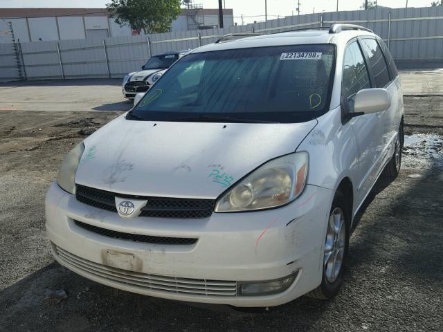 5TDZA22C05S371347 - 2005 TOYOTA SIENNA XLE WHITE photo 2