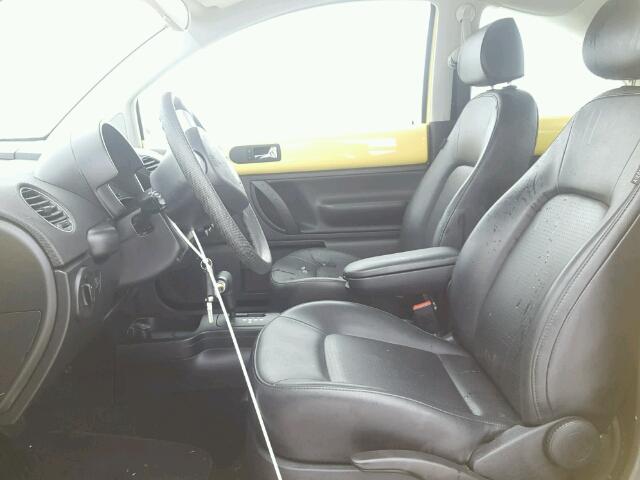 3VWPG3AG5AM018285 - 2010 VOLKSWAGEN NEW BEETLE 黄色 照片 5