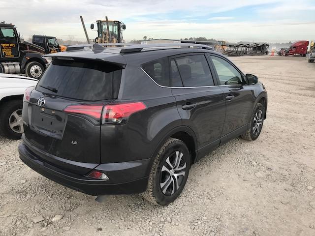 JTMZFREV1HJ105070 - 2017 TOYOTA RAV4 LE GRAY photo 4