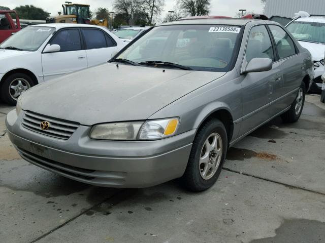 JT2BG22K8W0111699 - 1998 TOYOTA CAMRY CE TAN photo 2