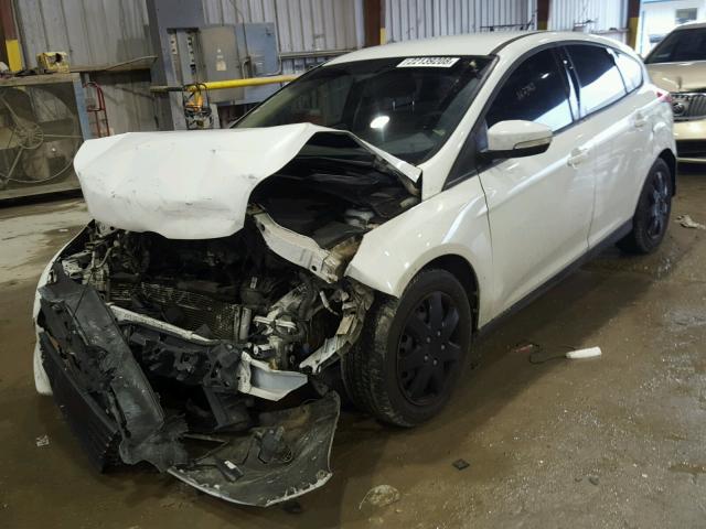 1FAHP3K2XCL182720 - 2012 FORD FOCUS SE WHITE photo 2