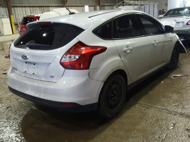 1FAHP3K2XCL182720 - 2012 FORD FOCUS SE WHITE photo 4