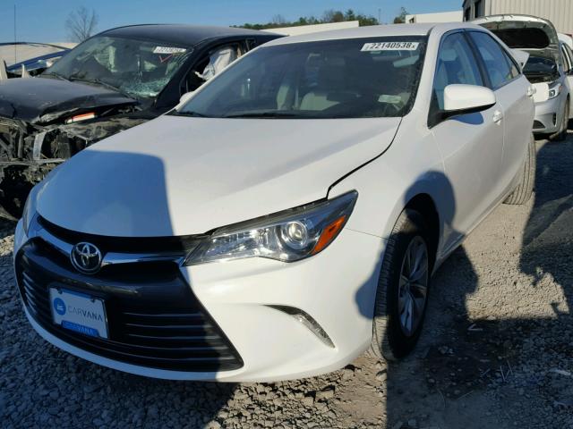 4T1BF1FK4FU055196 - 2015 TOYOTA CAMRY LE WHITE photo 2