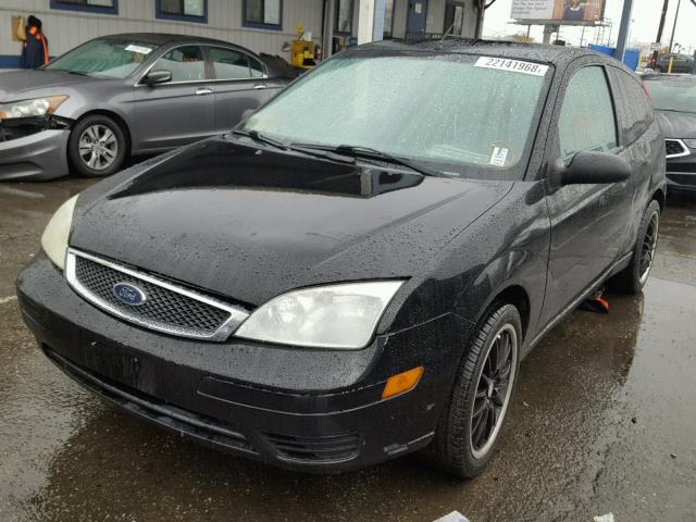 1FAFP31N76W168196 - 2006 FORD FOCUS ZX3 BLACK photo 2