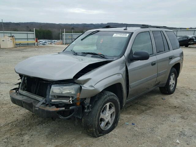 1GNDS13S452136777 - 2005 CHEVROLET TRAILBLAZE GRAY photo 2