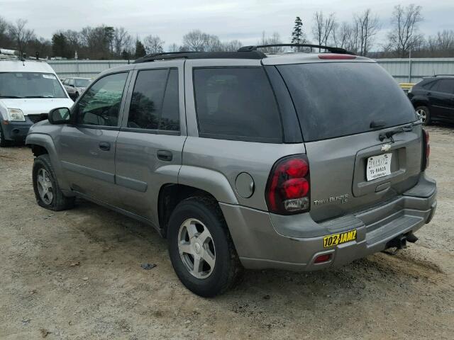 1GNDS13S452136777 - 2005 CHEVROLET TRAILBLAZE GRAY photo 3