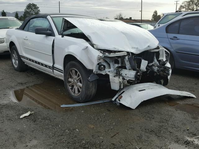 1ZVFT84N275206128 - 2007 FORD MUSTANG WHITE photo 1