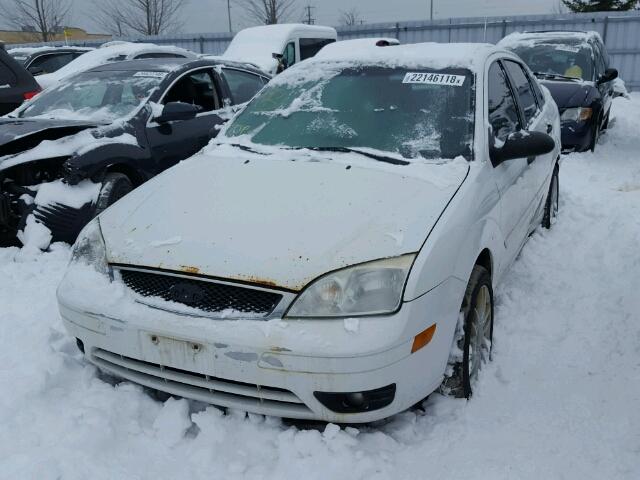 1FAFP34N17W335987 - 2007 FORD FOCUS ZX4 WHITE photo 2