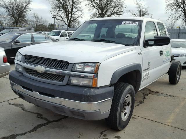 1GBHC29UX4E240259 - 2004 CHEVROLET SILVERADO WHITE photo 2