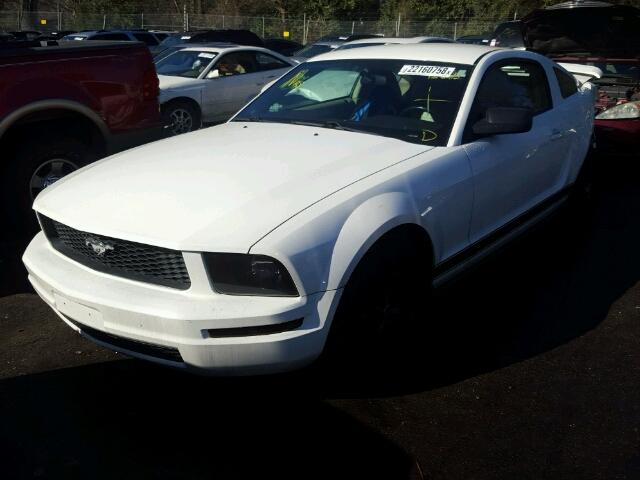 1ZVFT80N065263612 - 2006 FORD MUSTANG WHITE photo 2