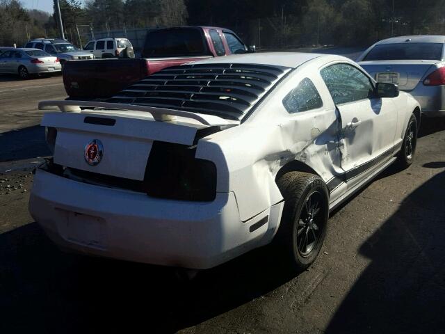 1ZVFT80N065263612 - 2006 FORD MUSTANG WHITE photo 4