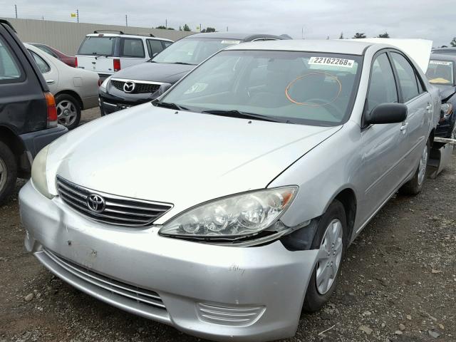 JTDBE32K653027722 - 2005 TOYOTA CAMRY LE SILVER photo 2