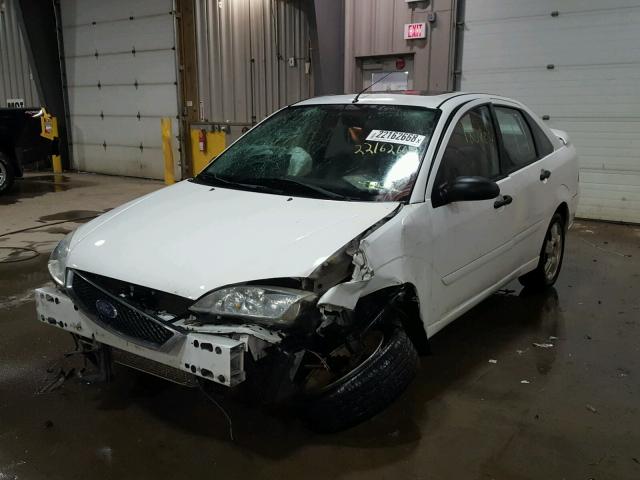 1FAFP34N67W360609 - 2007 FORD FOCUS ZX4 WHITE photo 2