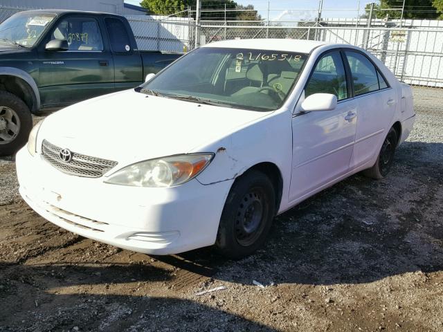 4T1BE32K12U080913 - 2002 TOYOTA CAMRY LE WHITE photo 2