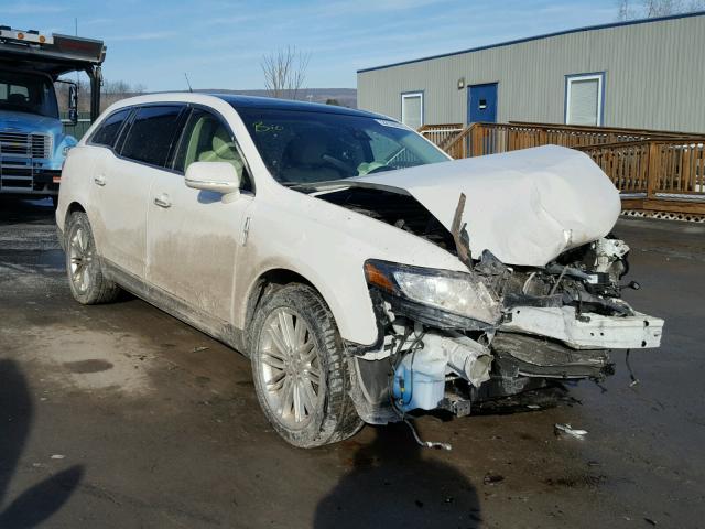 2LMHJ5AT0FBL03583 - 2015 LINCOLN MKT WHITE photo 1