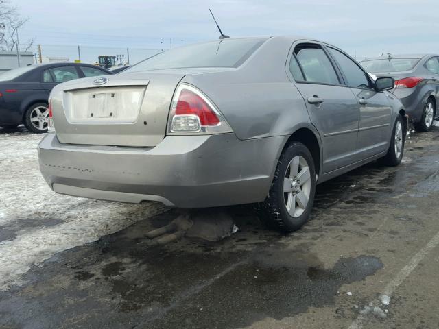 3FAHP07Z98R273040 - 2008 FORD FUSION SE GRAY photo 4