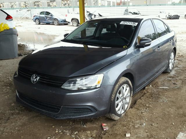 3VWDX7AJXDM284881 - 2013 VOLKSWAGEN JETTA SE GRAY photo 2