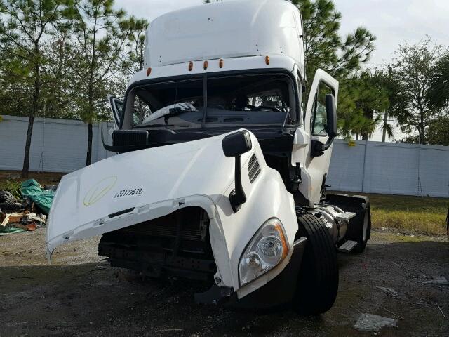 1FUBGAD47GLGU8589 - 2016 FREIGHTLINER CASCADIA 1 WHITE photo 2