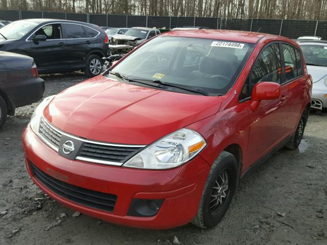 3N1BC13E29L499173 - 2009 NISSAN VERSA S RED photo 2