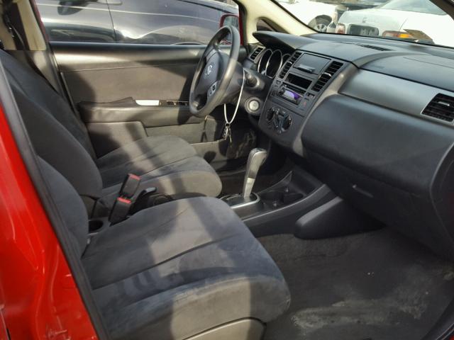 3N1BC13E29L499173 - 2009 NISSAN VERSA S RED photo 5