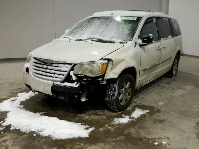 2A8HR54159R617107 - 2009 CHRYSLER TOWN & COU WHITE photo 2