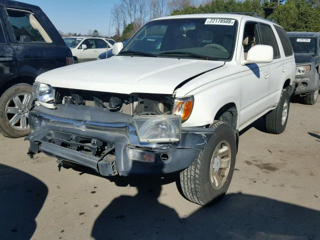 JT3GN86R820237430 - 2002 TOYOTA 4RUNNER SR WHITE photo 2