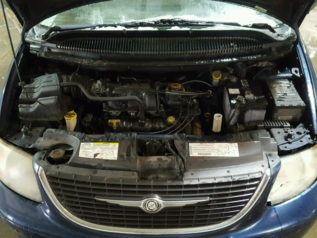 2C4GP34332R660591 - 2002 CHRYSLER TOWN & COU BLUE photo 7