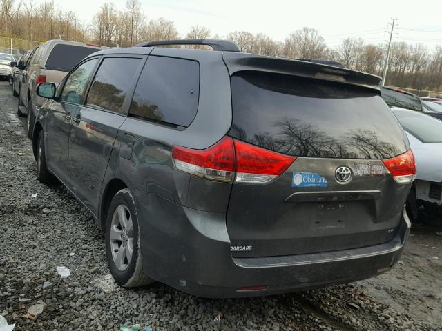 5TDKK3DC0BS120096 - 2011 TOYOTA SIENNA LE Gris photo 3