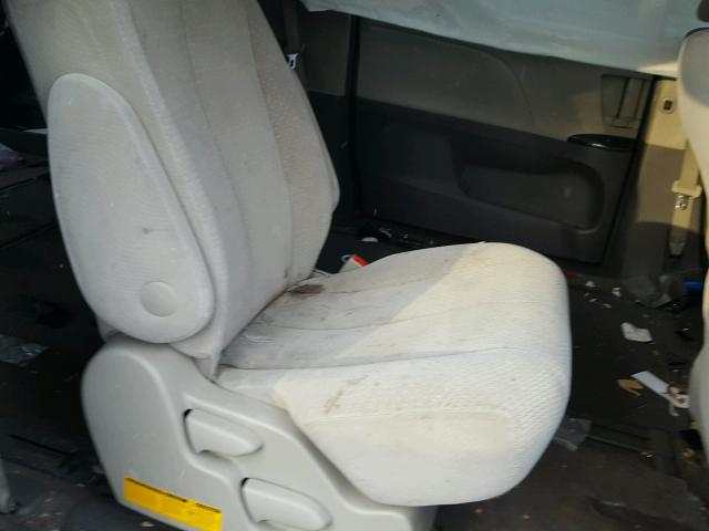 5TDKK3DC0BS120096 - 2011 TOYOTA SIENNA LE Gris photo 6