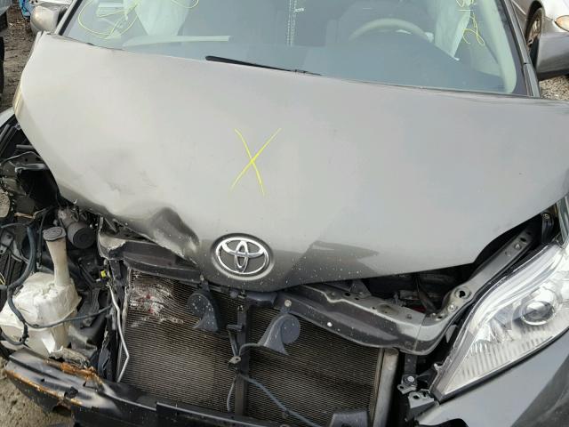 5TDKK3DC0BS120096 - 2011 TOYOTA SIENNA LE Gris photo 7