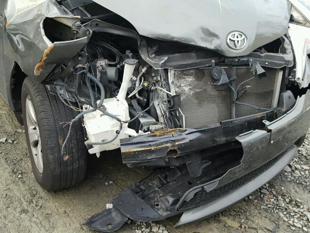 5TDKK3DC0BS120096 - 2011 TOYOTA SIENNA LE Gris photo 9