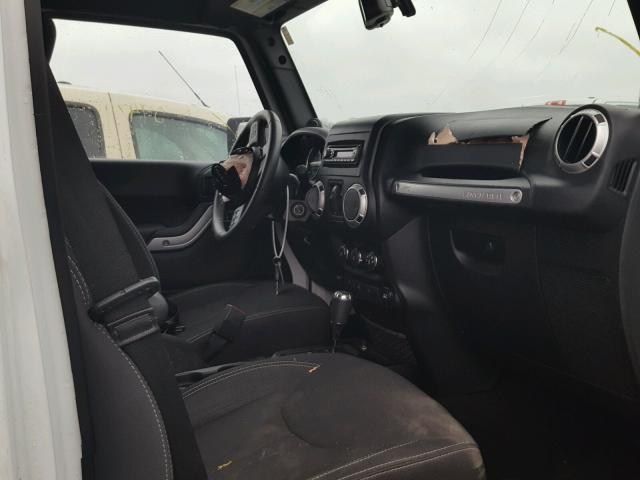 1C4BJWEG4DL657130 - 2013 JEEP WRANGLER U WHITE photo 5