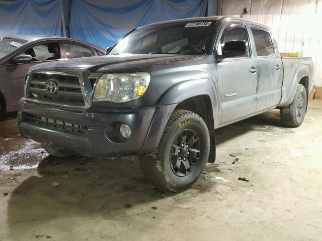 3TMMU4FN3AM016868 - 2010 TOYOTA TACOMA DOU GRAY photo 2