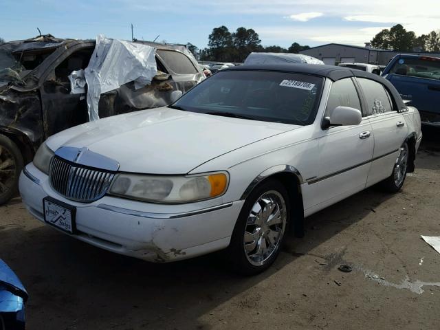 1LNHM81W4XY632421 - 1999 LINCOLN TOWN CAR E WHITE photo 2