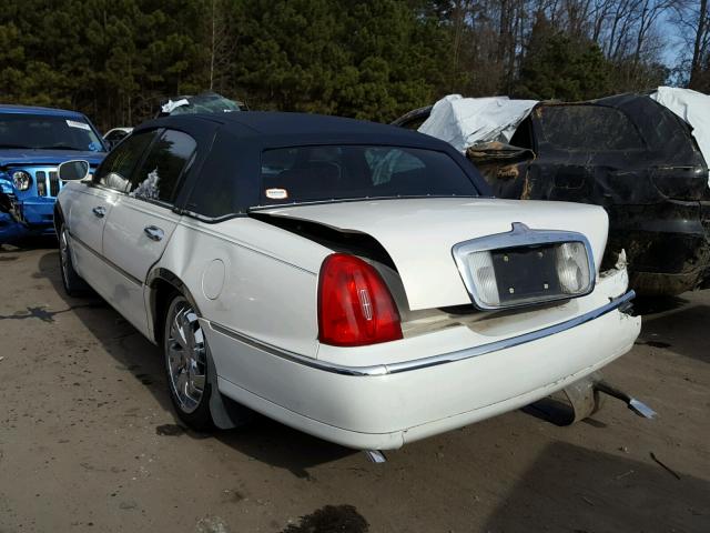 1LNHM81W4XY632421 - 1999 LINCOLN TOWN CAR E WHITE photo 3