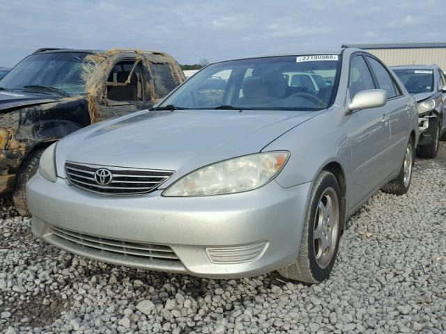 4T1BE32K85U414195 - 2005 TOYOTA CAMRY LE SILVER photo 2